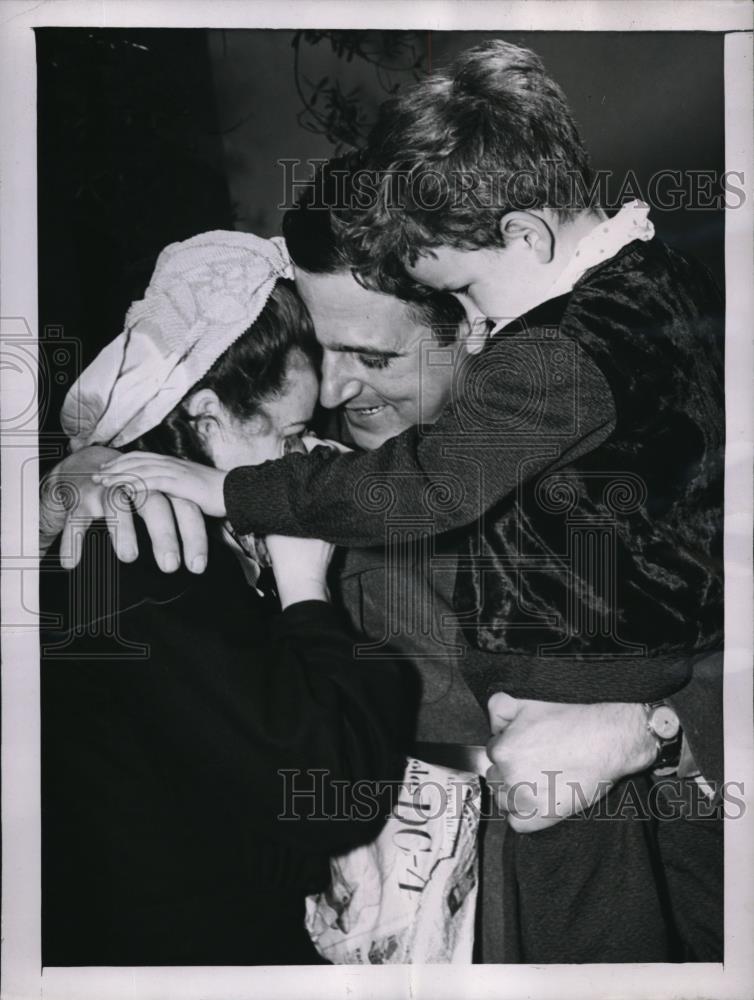 1946 Press Photo Mrs. Marie Somers Reunites With Marine Husband After 5 Years - Historic Images