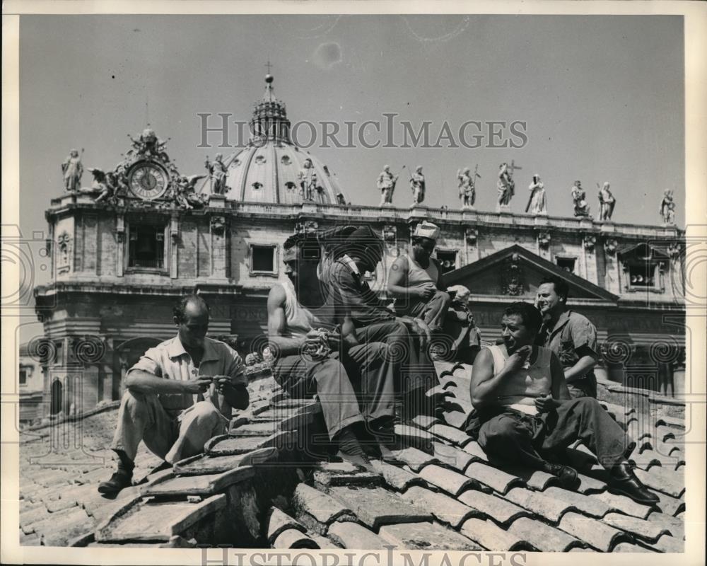 1948 Press Photo Men on St Peter's Cathedral roof for repair work - Historic Images