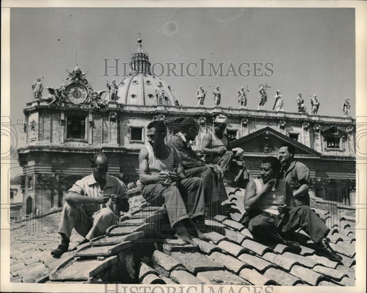 1948 Press Photo Men on St Peter's Cathedral roof for repair work - Historic Images