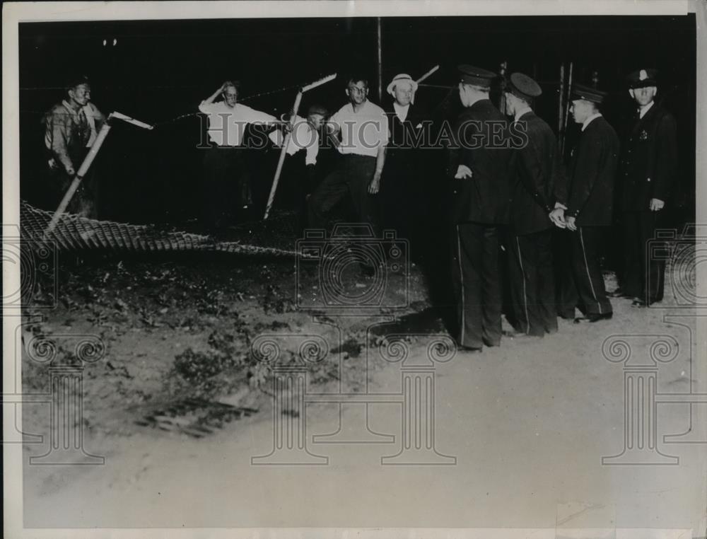 1934 Press Photo Milwaukee mob of strikers at Electric Company - Historic Images