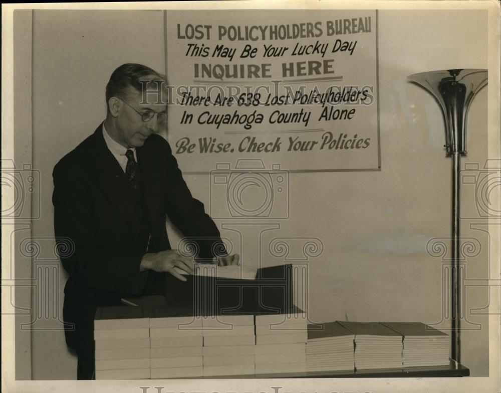 1936 Press Photo Honorable R.L. Bowen, superintendent of Insurance, checks list - Historic Images