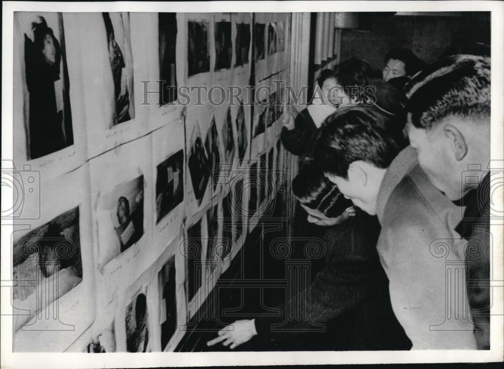1971 Press Photo Seoul Korea Taeyongak hotel with display of fire victims photos - Historic Images