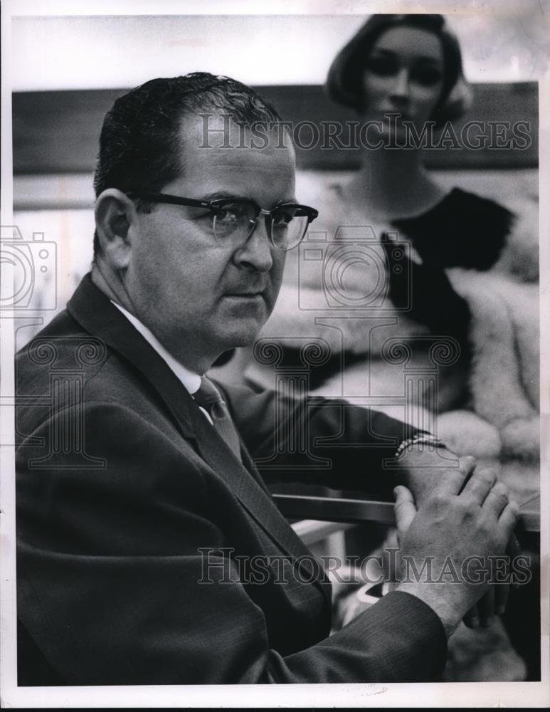 1966 Press Photo W.D. Bell Dept. Of Soft Lines Sears-Richard - Historic Images