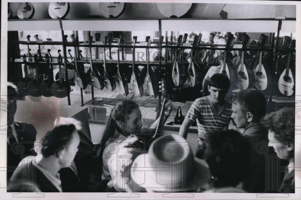 1967 Press Photo Kathe Tunnell in Balalaikas Museum - Historic Images