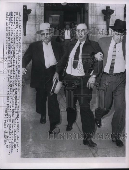 1956 Press Photo Joe Taylor ushered by agents Hubert Bartlett & Golden Kennedy - Historic Images