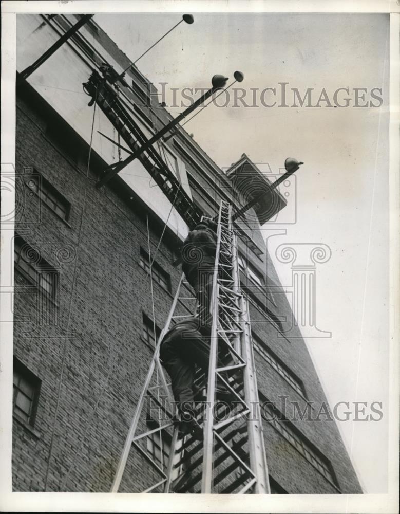 1941 Press Photo Firemen Climb Ladder to Rescue Verne Anderson in Detroit - Historic Images