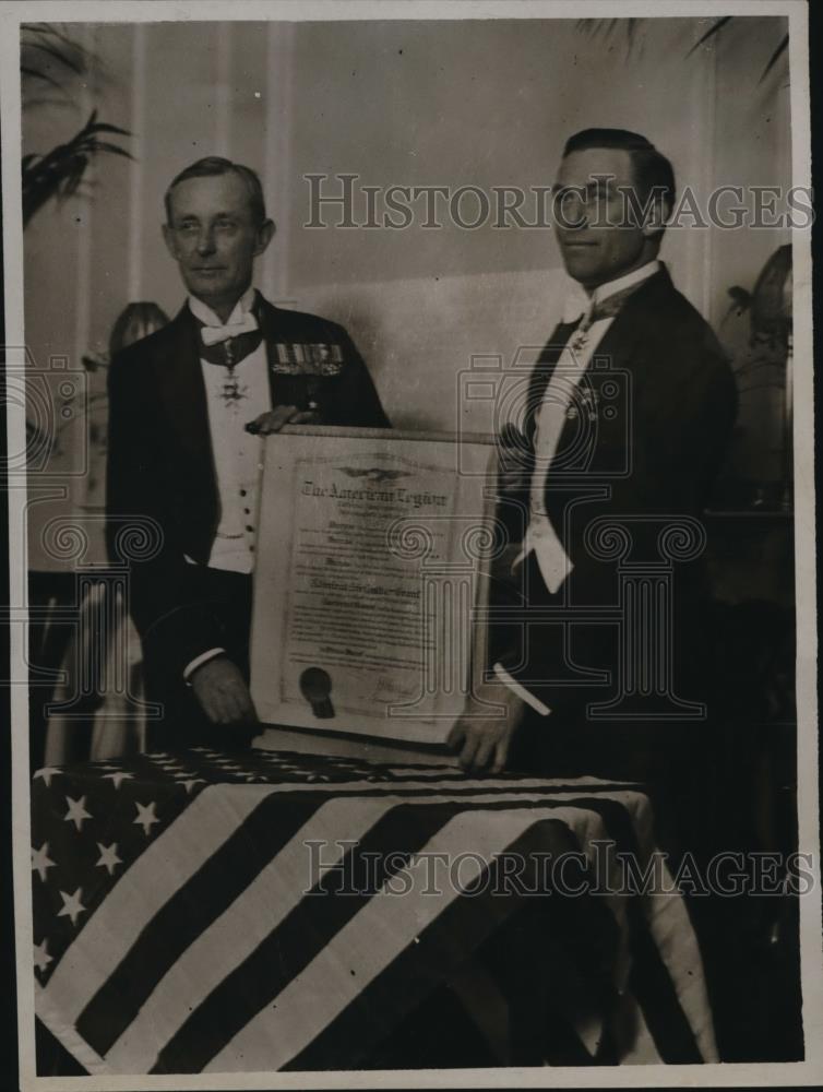 1922 Press Photo Col. Solbert presenting scrool to Adm. sir Lowther Grant - Historic Images