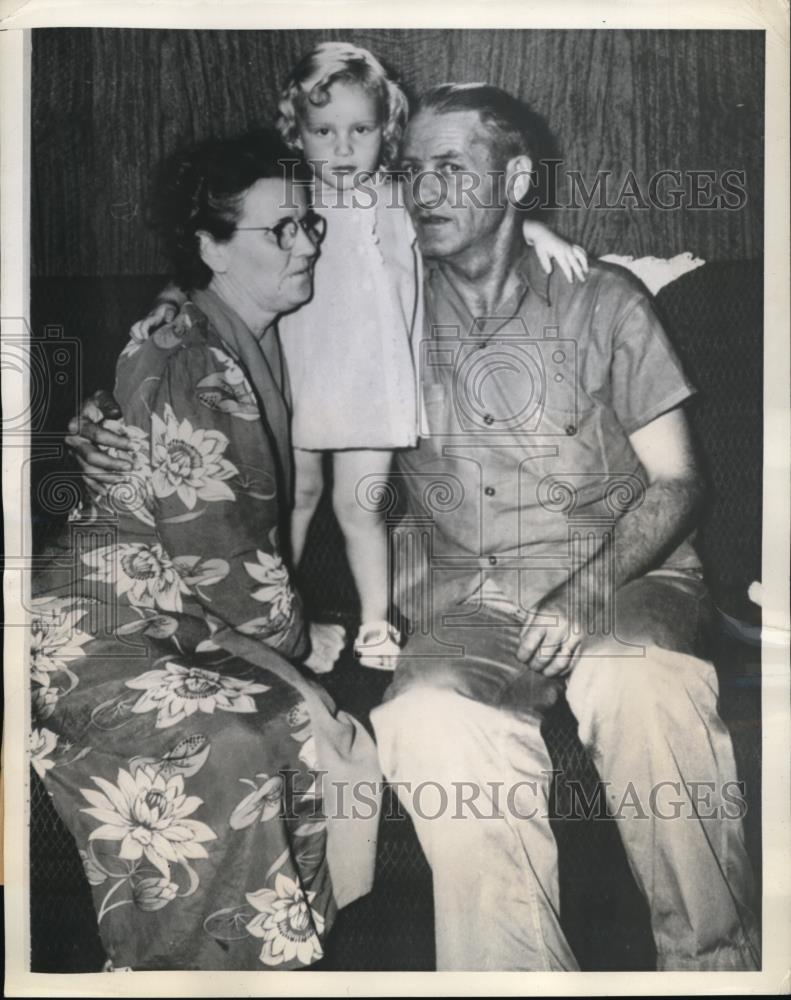 1946 Press Photo Mr and Mrs Clyde Baker foster parents of Barbara Baker - Historic Images