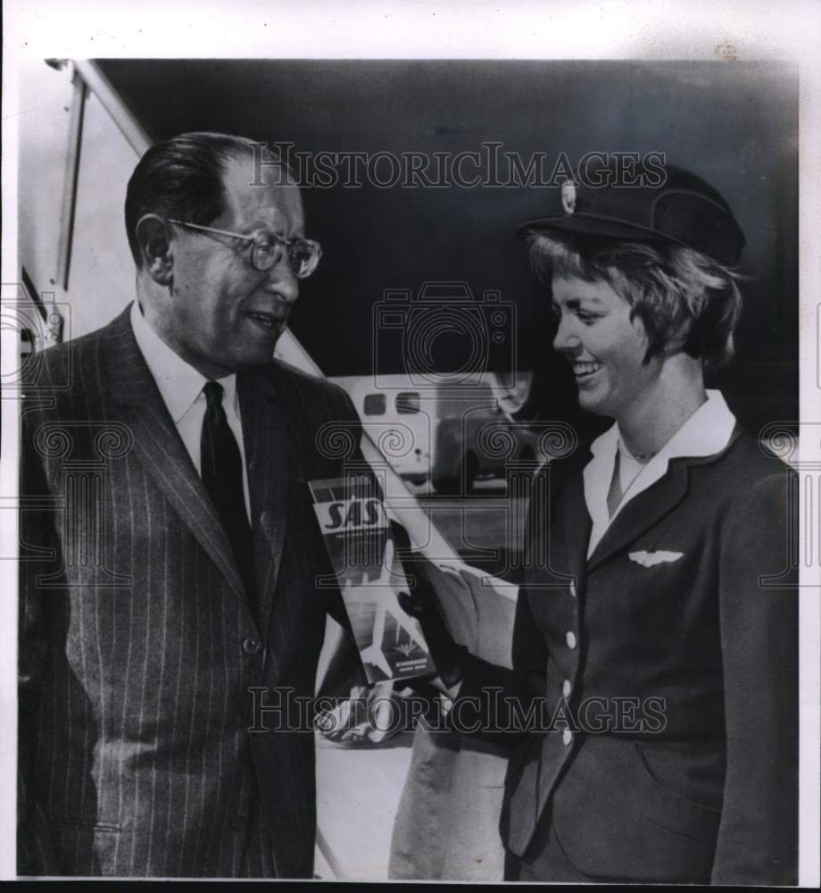 1961 Press Photo A jet age discussion takes place between New York exporter, - Historic Images