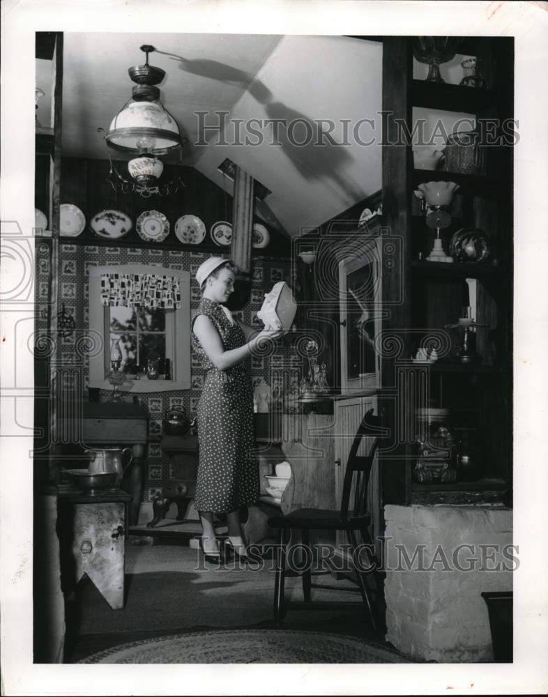 1955 Press Photo A woman browsing at Clarence Hartzell&#39;s antique shop. - Historic Images