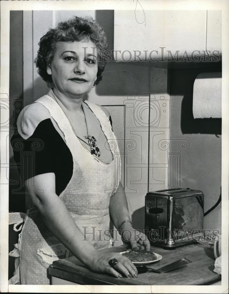 1942 Press Photo Mrs. Nelson Pictured In Her Kitchen - Historic Images