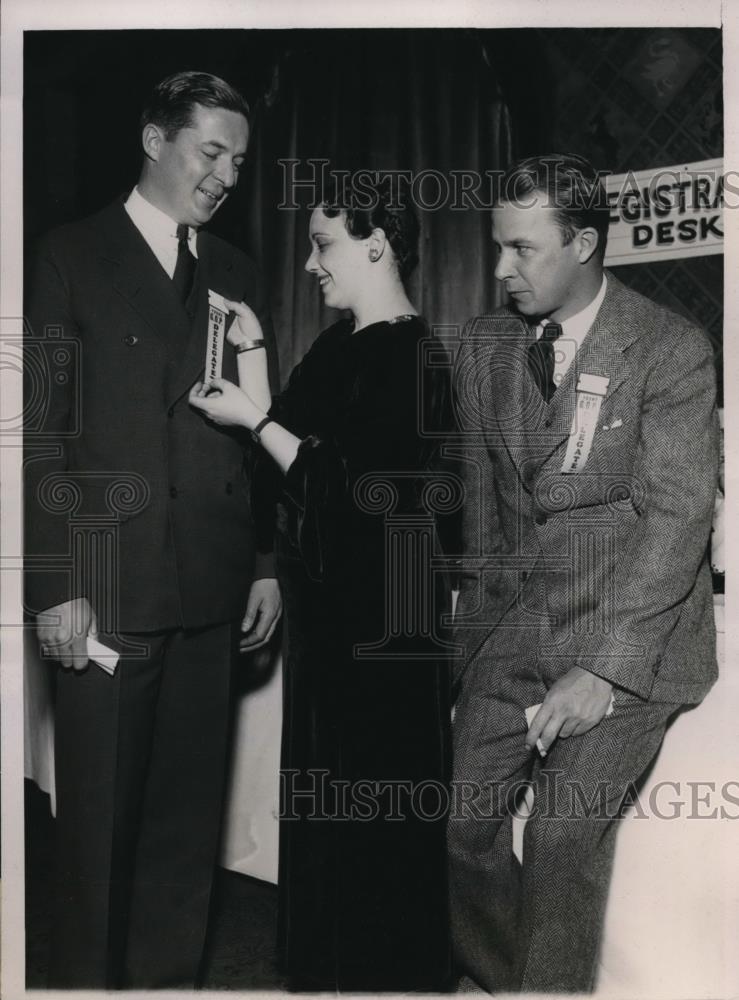 1935 Press Photo Des Moines Iowa Eloise Bolton Frank S Sims Allan Healy Badges - Historic Images