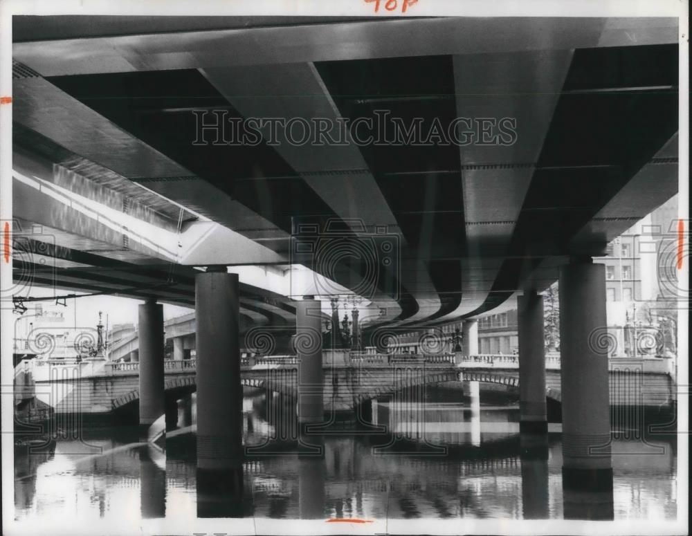 1970 Press Photo Modern Highways cross the Old Nihonbashi Bridge - Historic Images