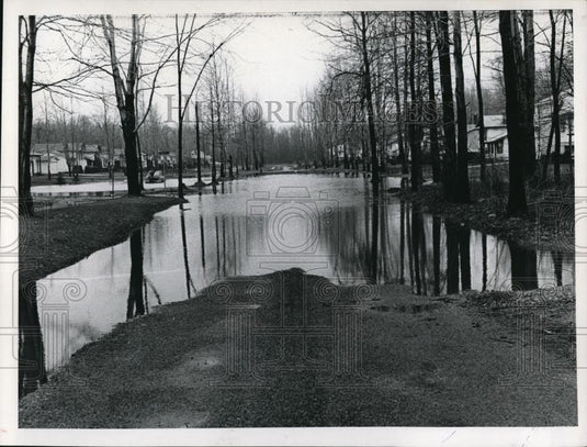 1967 Press Photo Brooks Blvd flood waters in Mentor Ohio area - Historic Images