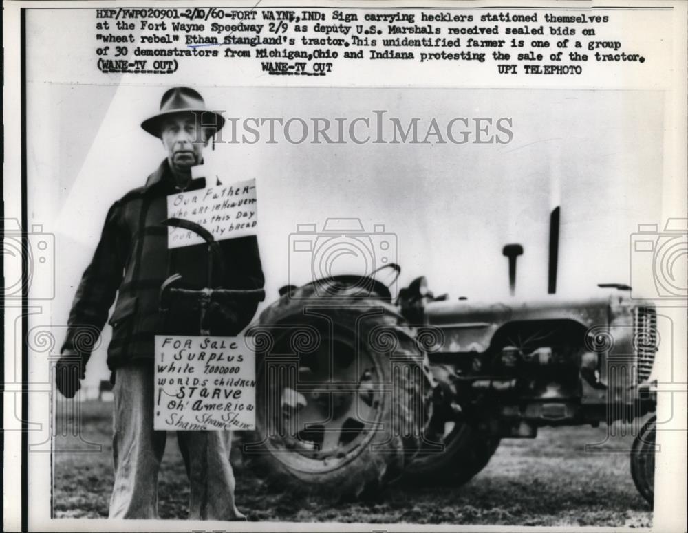 1960 Press Photo Sign Carryign Hecklers at Fort Wayne Speedway for the Sale of - Historic Images