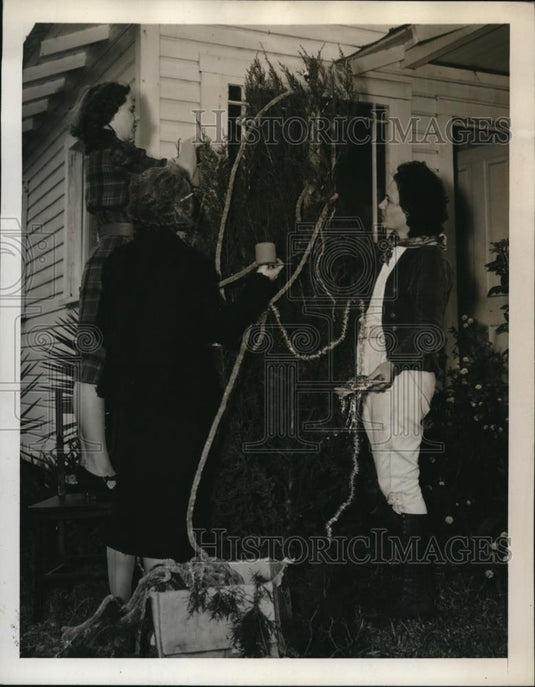 1939 Press Photo Post Mistress Mrs. Tucker And Others Decorate Christmas Tree - Historic Images