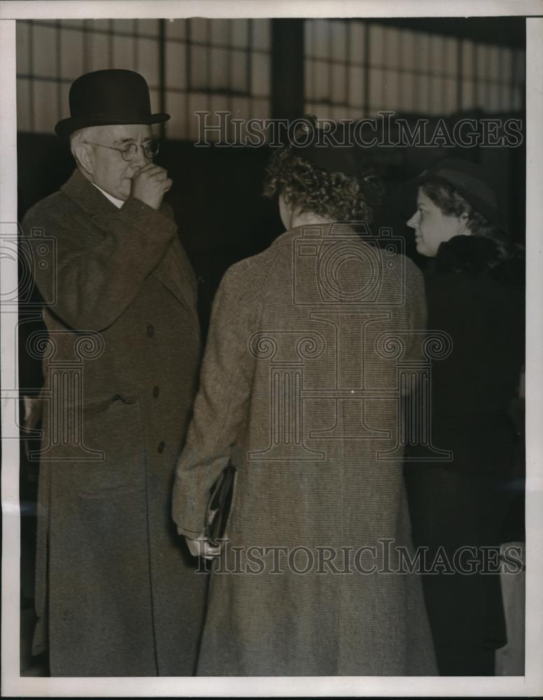 1937 Press Photo Harry K. Thaw talking to women reports - Historic Images