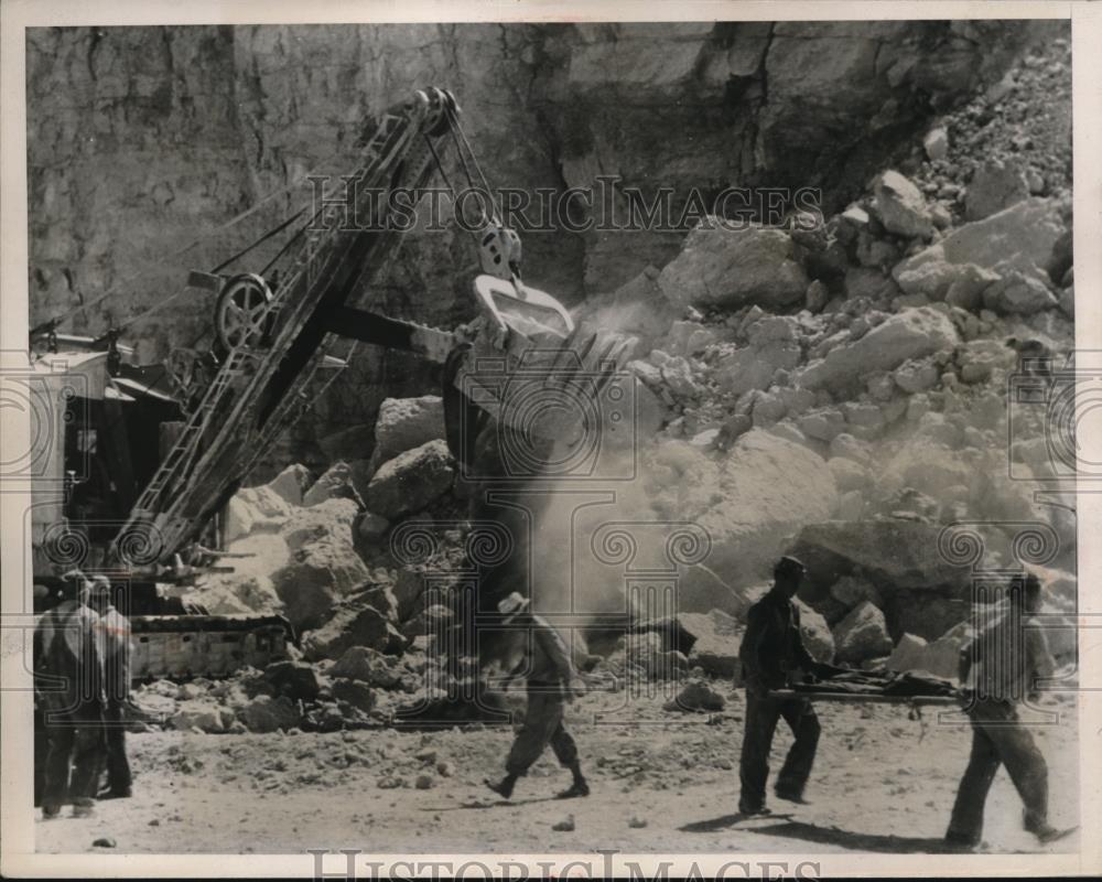 1935 Press Photo Explosion at the Rio Grande Quarry near El Paso Texas. - Historic Images