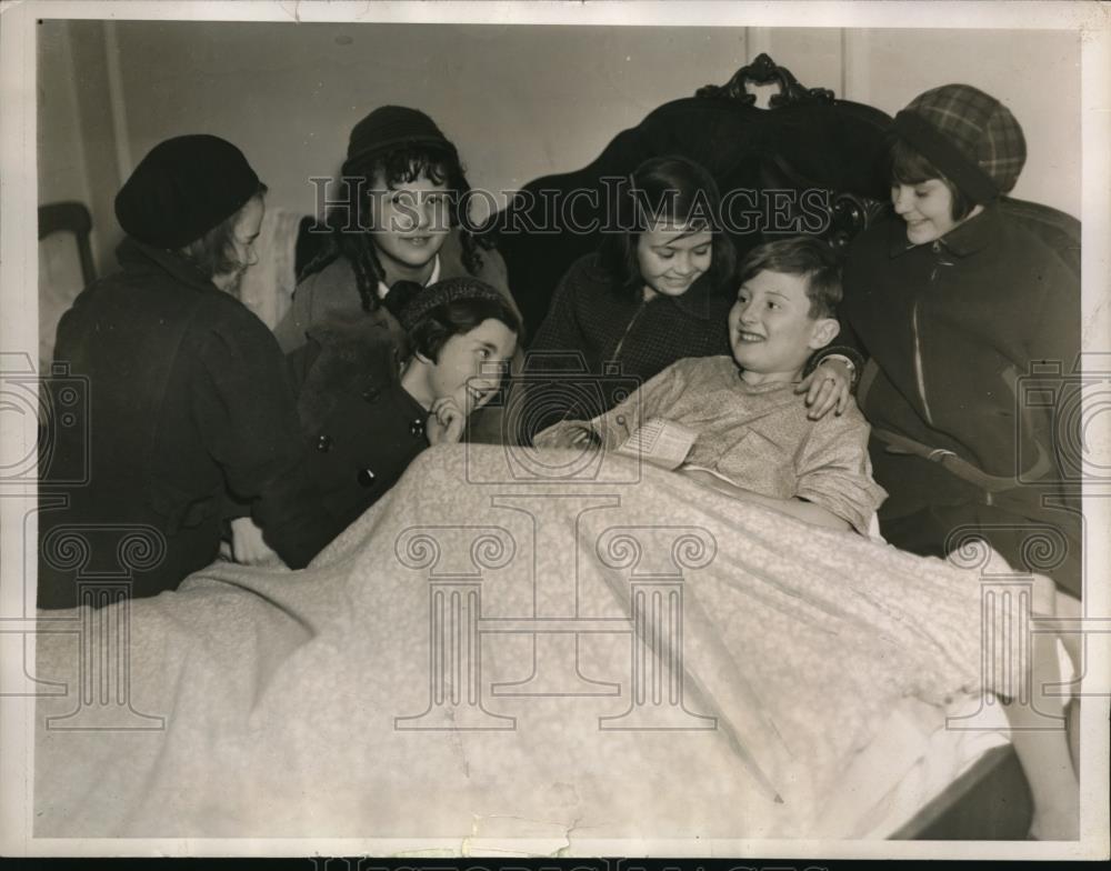 1937 Press Photo Visitors for John MCCaffrey who is recovering from attempt to - Historic Images