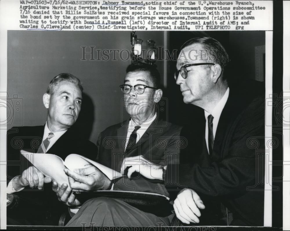 1962 Press Photo Daney Townsend, acting chief of the U.S. Warehouse Branch - Historic Images