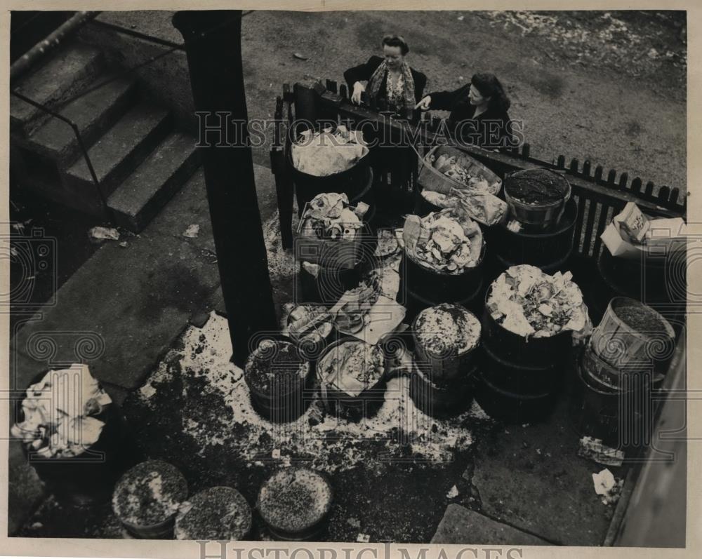 1947 Press Photo Mrs. Mary Furner and Mrs. Mildred Roni looking at the rubbish - Historic Images