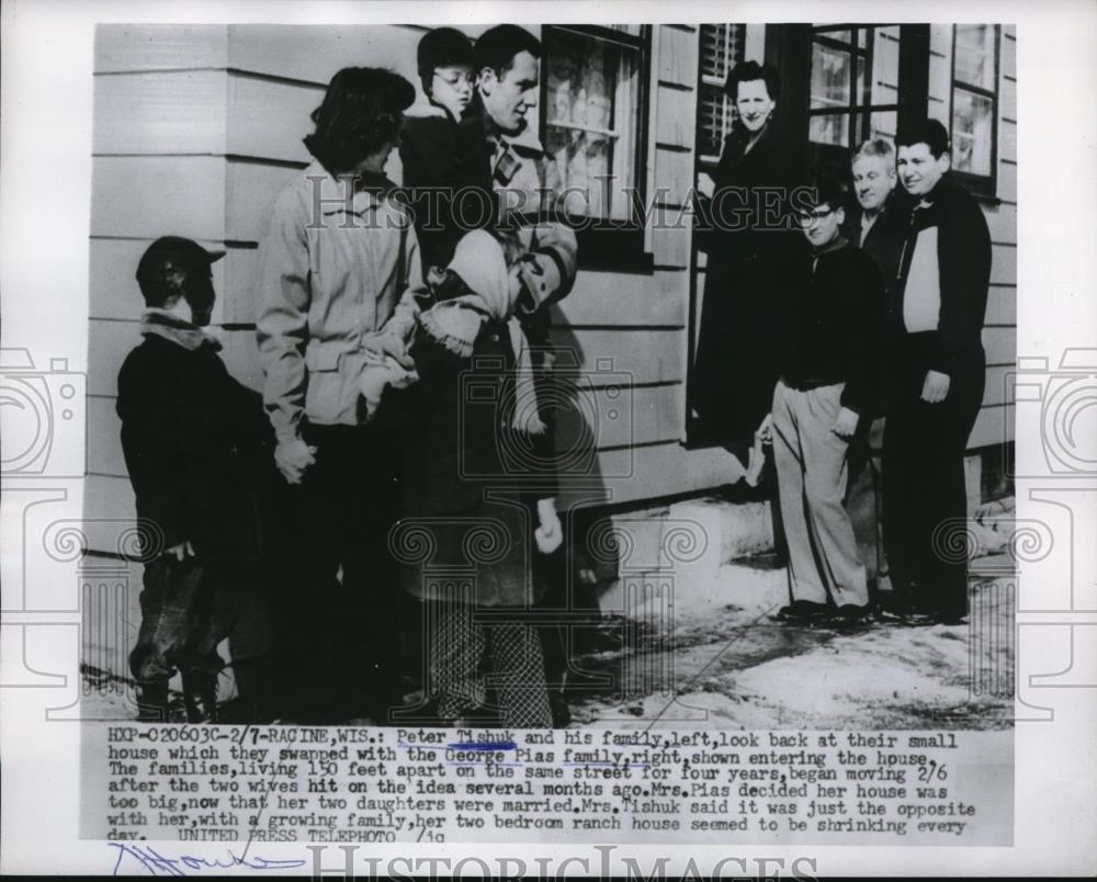 1955 Press Photo The Tishuk family and the Pias family swap homes. - Historic Images