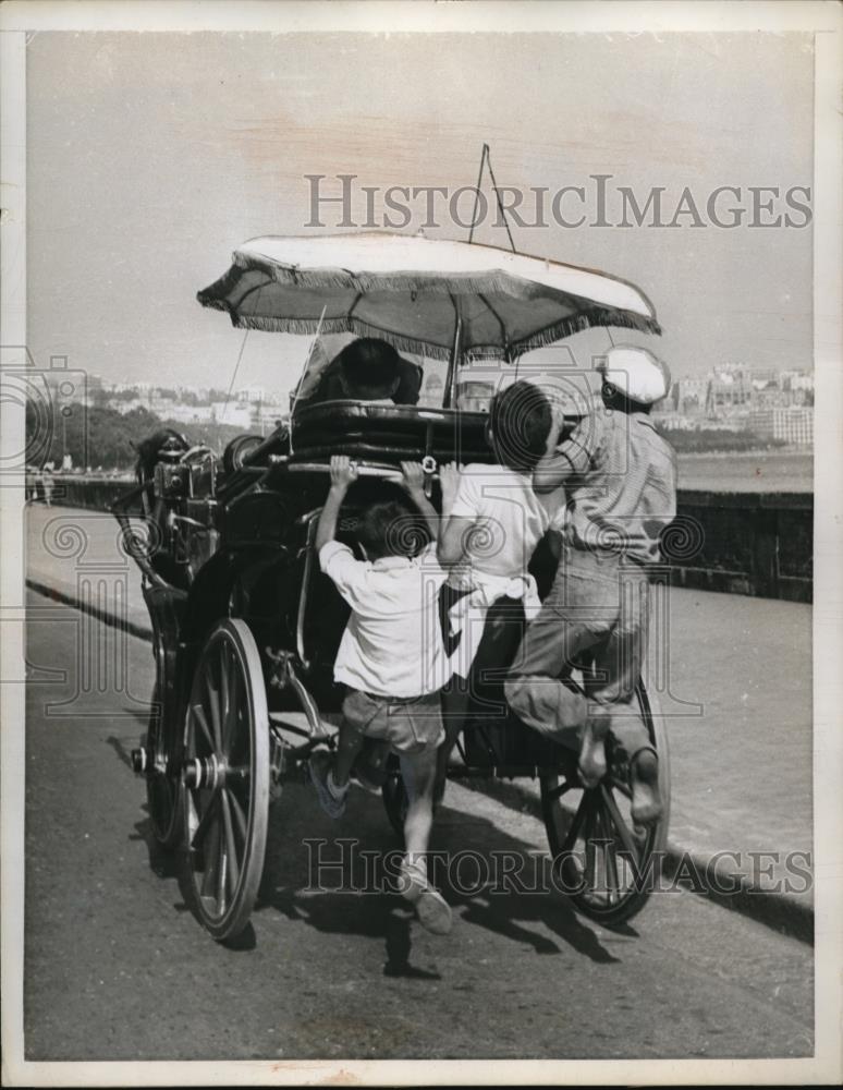 1958 Press Photo Kids Hitch Ride On Horse-Drawn Buggies - Historic Images