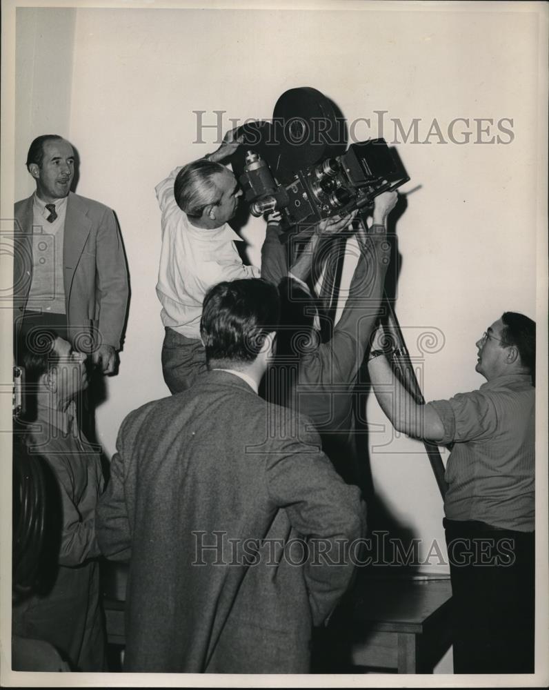 1946 Press Photo Barney Harrell Asst cameraman Red Cross Film - Historic Images