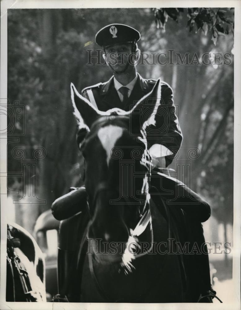 1958 Press Photo Policeman riding a horse during a parade at Borghese Gardens - Historic Images