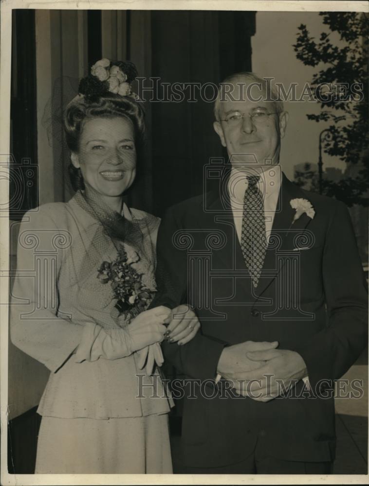 1942 Press Photo Chas Sawyer &amp; bride after marriage in Presby Church NY City - Historic Images