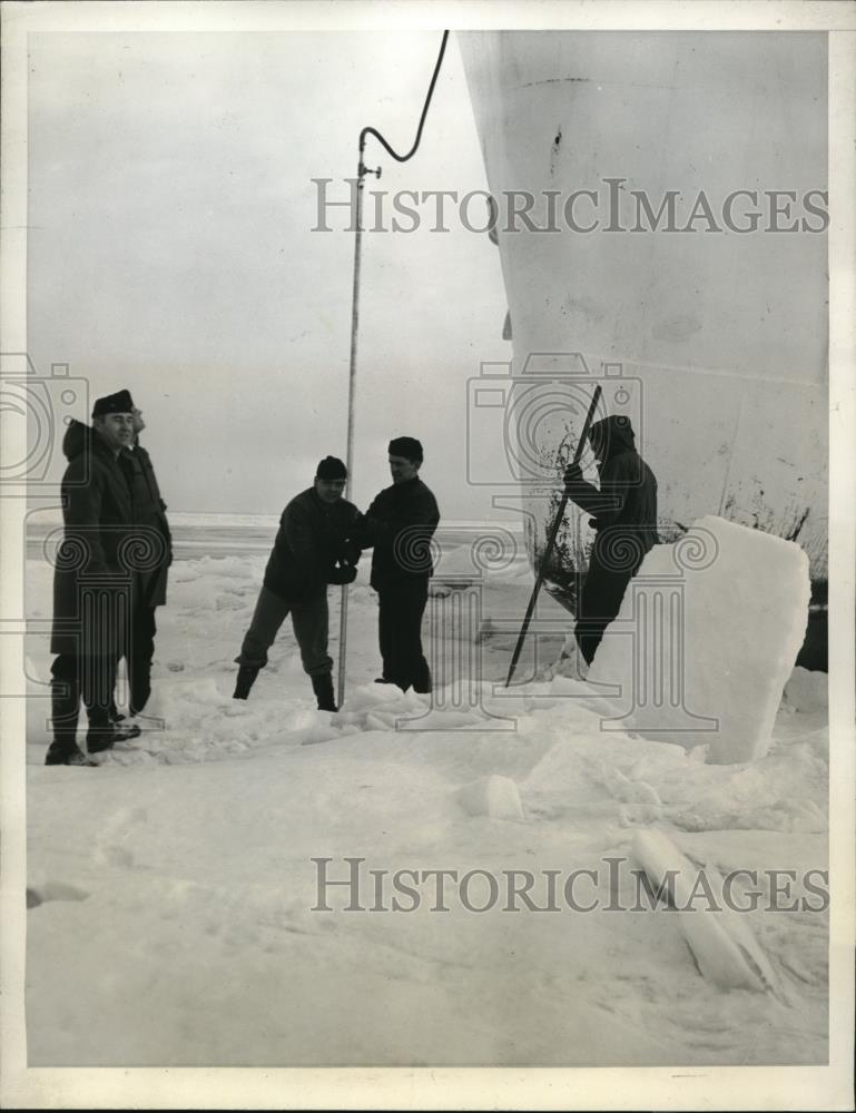 1946 Press Photo Coast Guard Cutter based at Cheboygan conquer Lake Ice Hazard - Historic Images