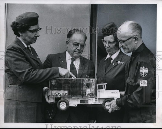 Press Photo Medina Residents at Disaster Aid Workshop, - Historic Images