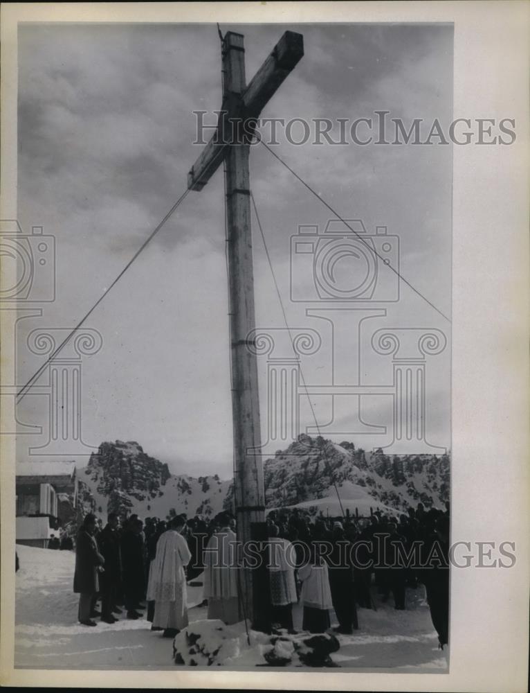 1964 Press Photo Giant wooden cross gathered by small group of people - Historic Images