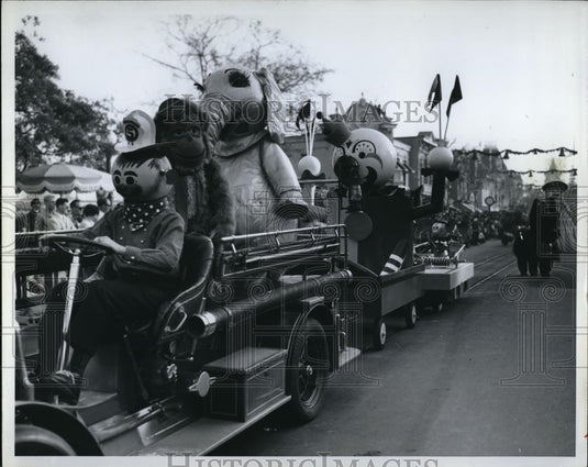 1961 Press Photo Christmas toy parade in Disneyland - Historic Images