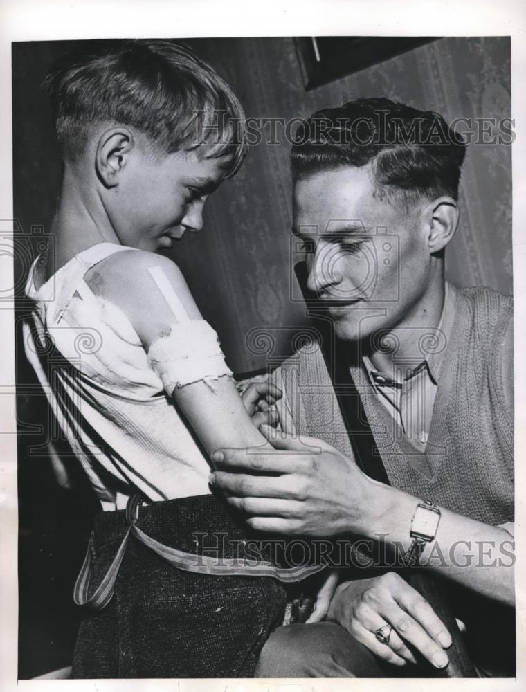 1947 Press Photo Albert Blongren Bandages Brother Howard&#39;s Arm - Historic Images