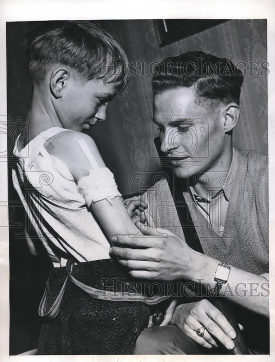 1947 Press Photo Albert Blongren Bandages Brother Howard's Arm - Historic Images