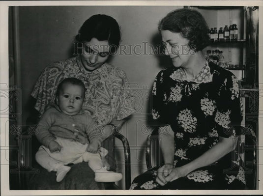 1937 Press Photo F. Fletcher, wife, E. Fletcher, mom, & A.W. Fletcher, son, sick - Historic Images