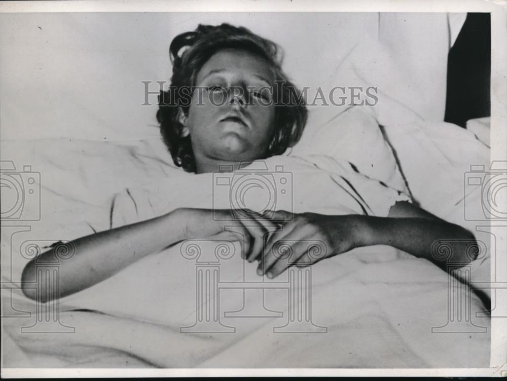 1937 Press Photo Nellis Stevens 11 year old Indianapolis school girl is shown in - Historic Images