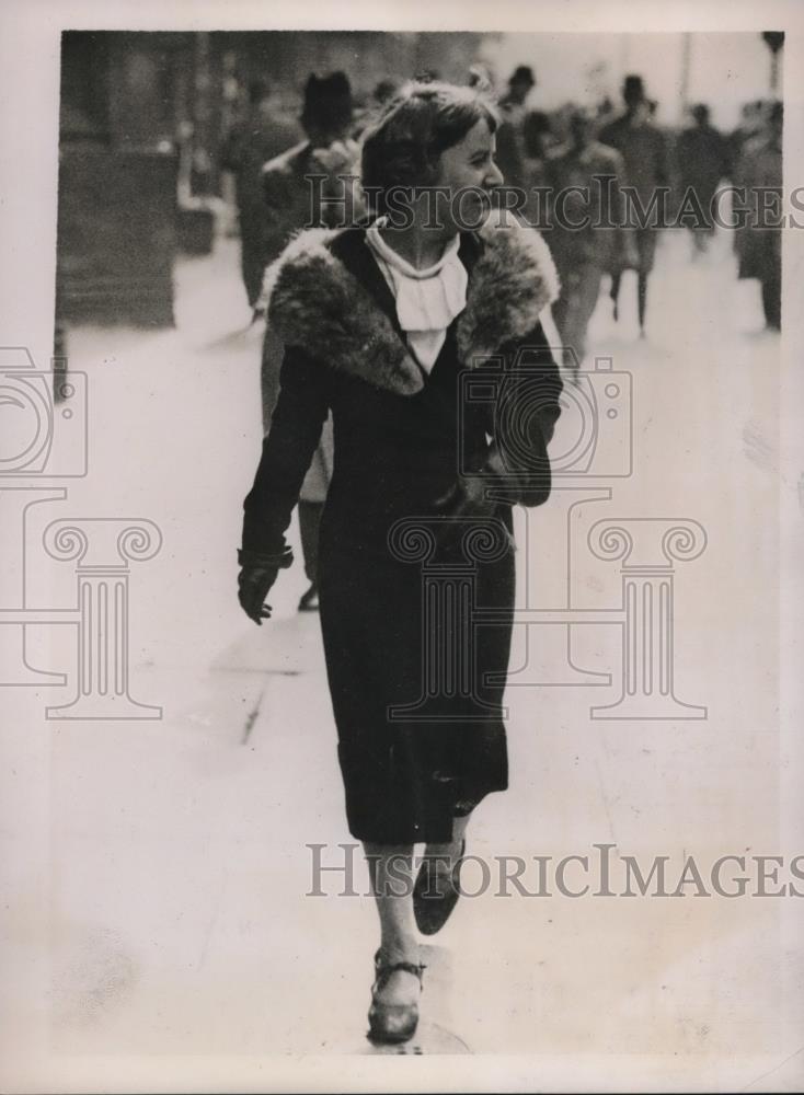 1936 Press Photo Mrs. Alice Neri shown leaving Scotland Yard - Historic Images