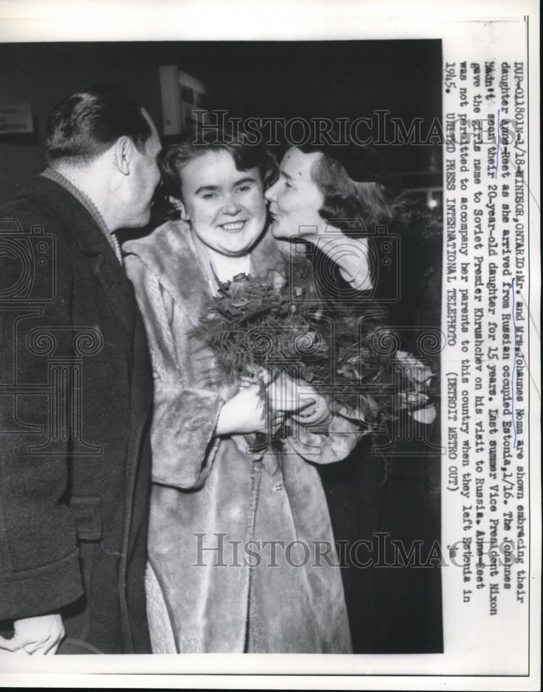 1960 Press Photo Mrs. &amp; Mrs. Johannes Nomm shown embracing daughter Anne-Reet - Historic Images