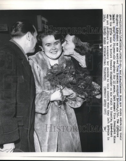 1960 Press Photo Mrs. & Mrs. Johannes Nomm shown embracing daughter Anne-Reet - Historic Images