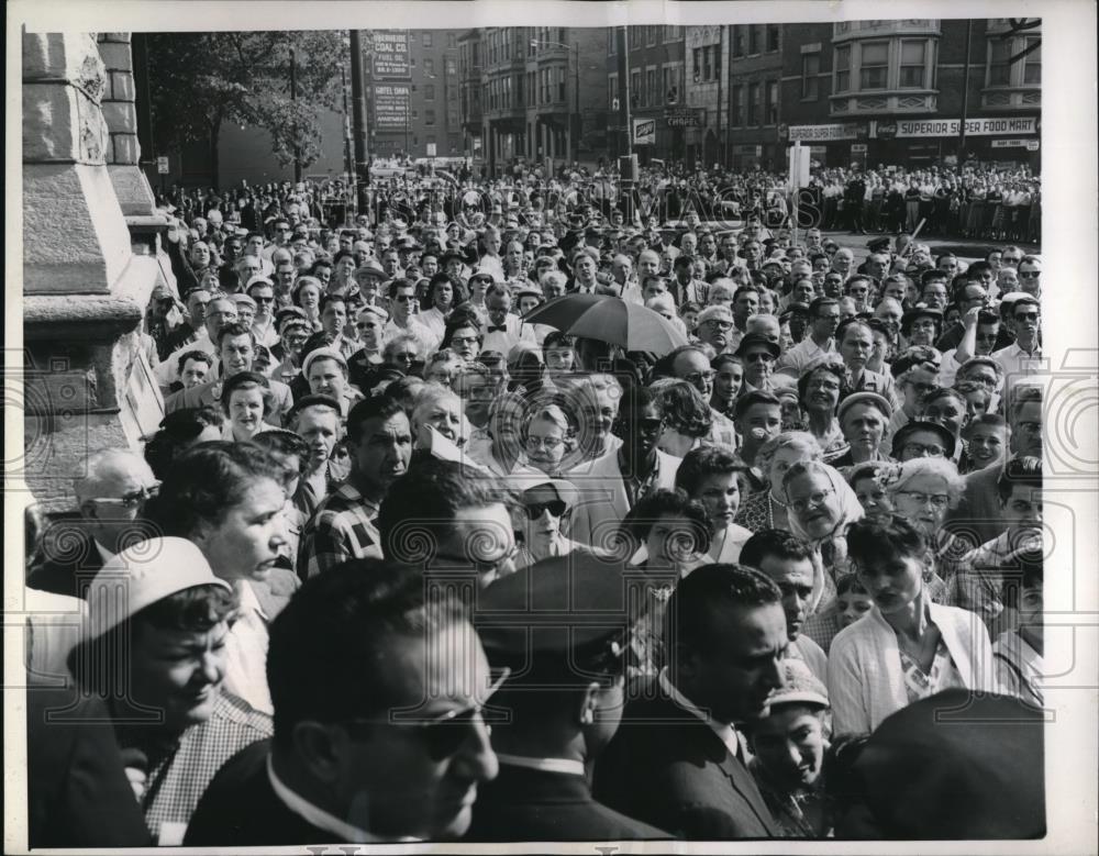 1958 Press Photo Crowd in Chicago in front of Holy Name Cathedral - Historic Images