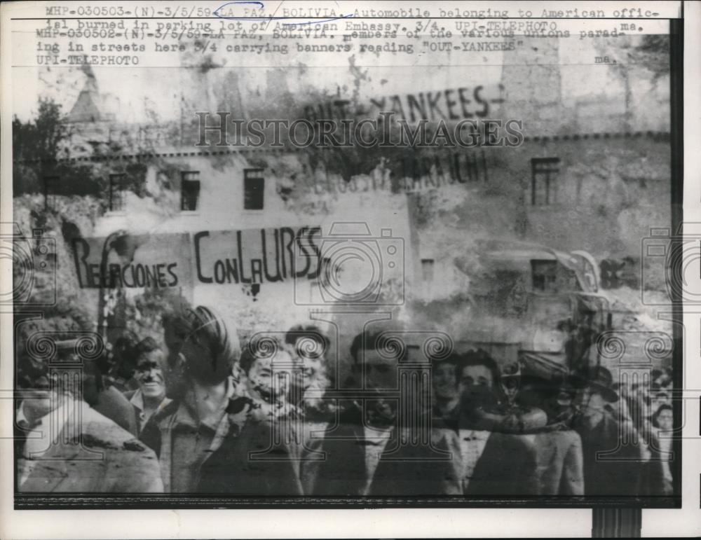 1959 Press Photo La Paz Bolivia rioter burn car at US Embassy - Historic Images