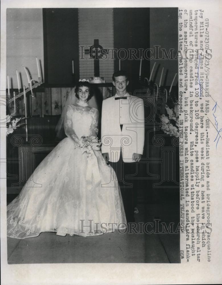 1959 Press Photo Radiant bride and groom Jacqueline Joy Mills and James Richmond - Historic Images