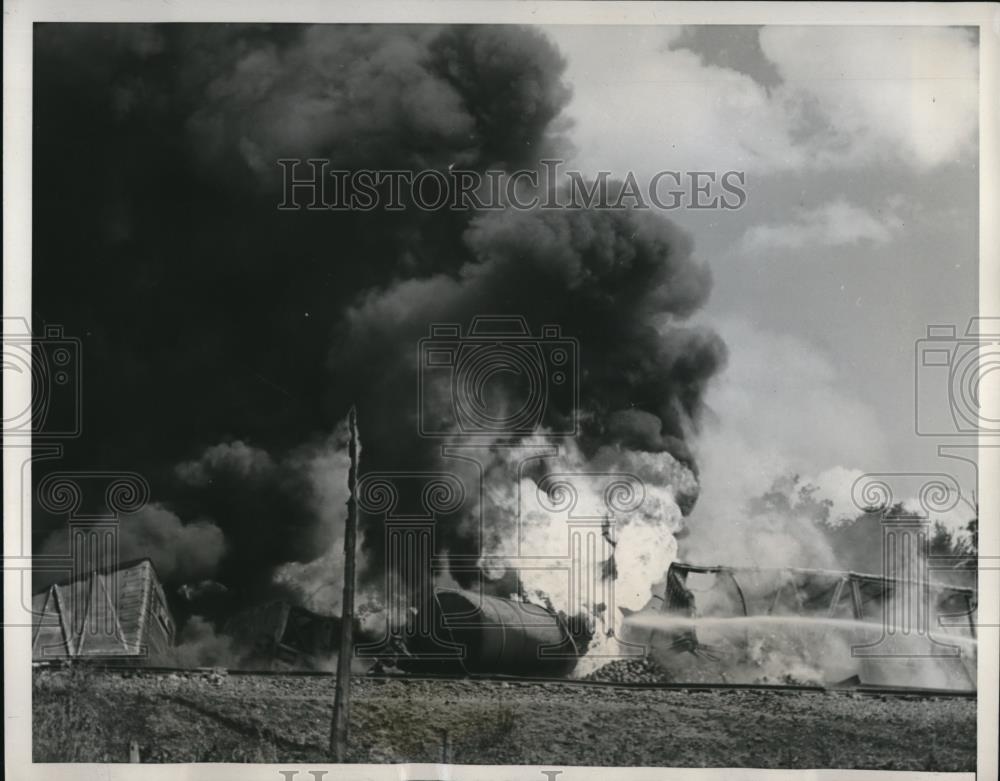 1939 Press Photo Gardner Ill. fire blazes at oil tank cars near Alton river - Historic Images