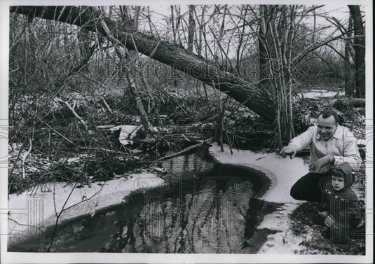 1967 Press Photo John Carden Councilman-Elect And Son At Blocked Heisley Creek - Historic Images