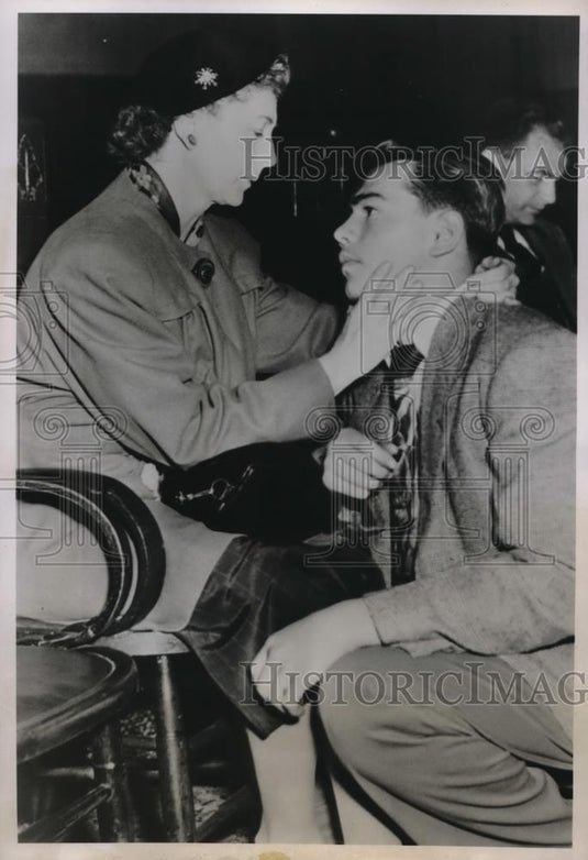 1950 Press Photo Allen Pollick with Mother Mrs. Memie Pollick in Irving Trial - Historic Images
