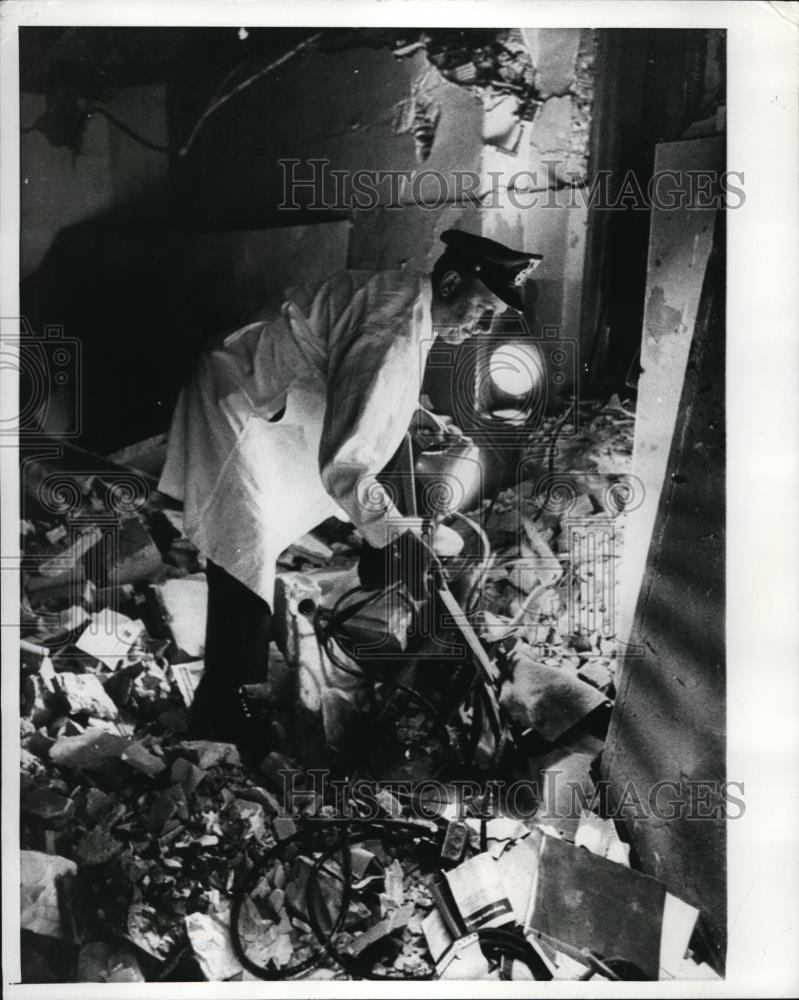 1970 Press Photo Bomb Squad Detective Searches Destruction of Burlington - Historic Images