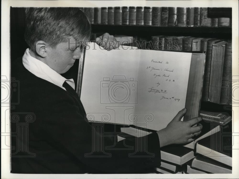 1939 Press Photo Hyde Park, NY Alexander Wilson rector of St James church &amp; a bi - Historic Images