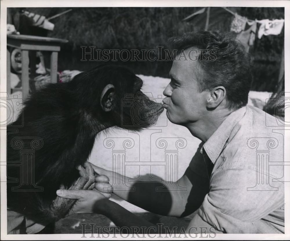 1961 Press Photo James Holden with Jeri 3 year old Chimpanzee in Hollywood - Historic Images